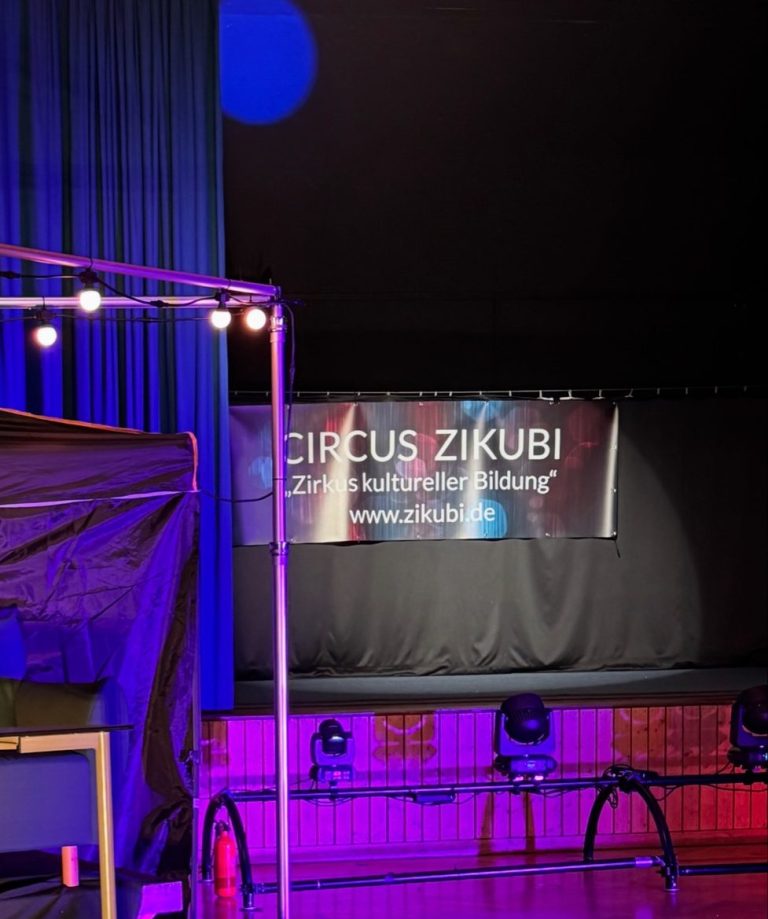 Installation de scène ZIKUBI avec banderole et éclairage coloré