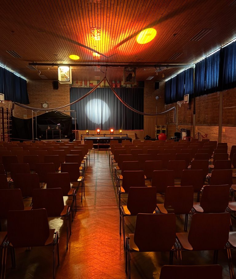 Spazio per lo spettacolo ZIKUBI in una palestra scolastica